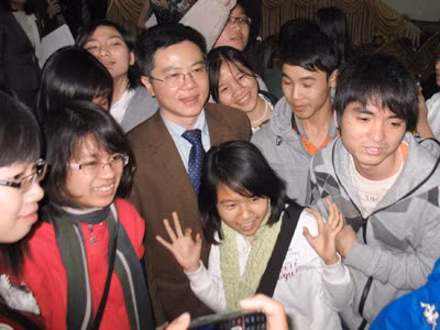 GS Ngô Bảo Châu giao lưu với sinh viên ĐH Quốc gia Hà Nội. GS Ngô Bảo Châu giao lưu với sinh viên ĐH Quốc gia Hà Nội