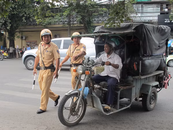 Lực lượng CSGT ra quân xử phạt xe ba bánh giả danh thương binh ngày 16-10