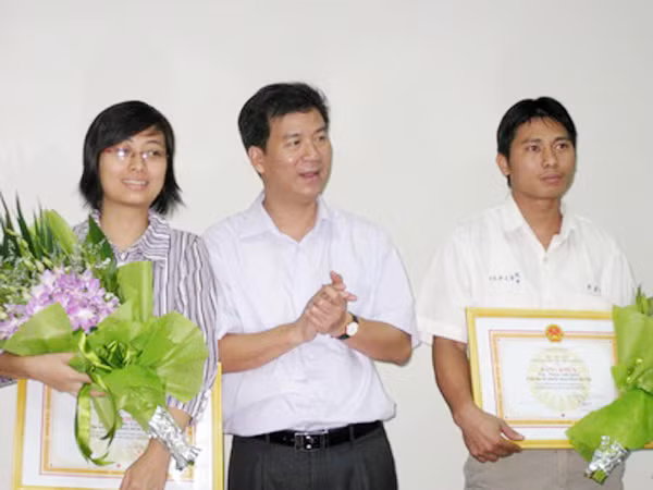 Ứng Thùy Linh (ngoài cùng bên trái) nhận bằng khen của TƯ Hội Chữ thập đỏ Việt Nam năm 2010. Ảnh: T.Hà