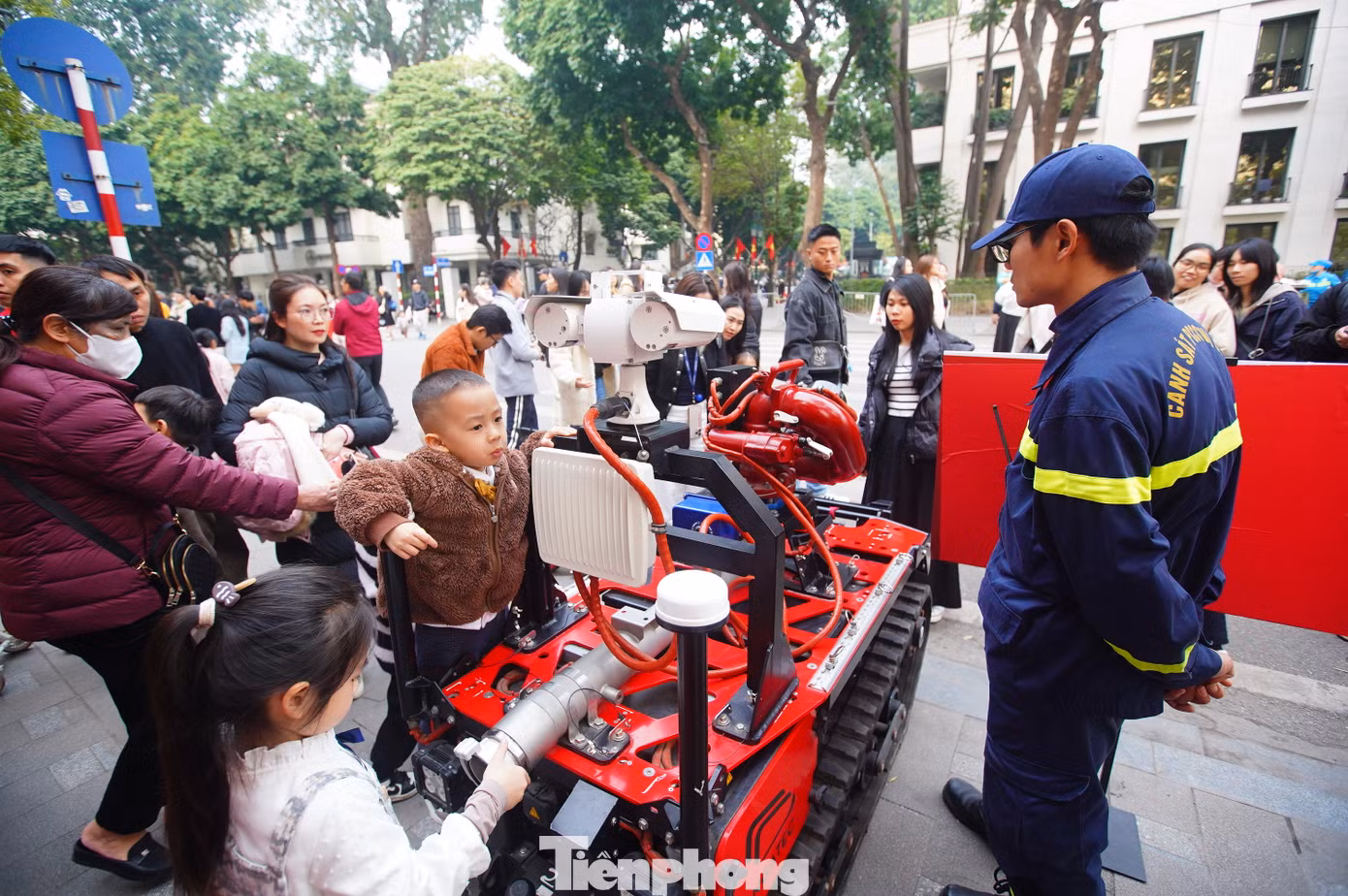 Robot chữa cháy hiện đại mới được giới thiệu.