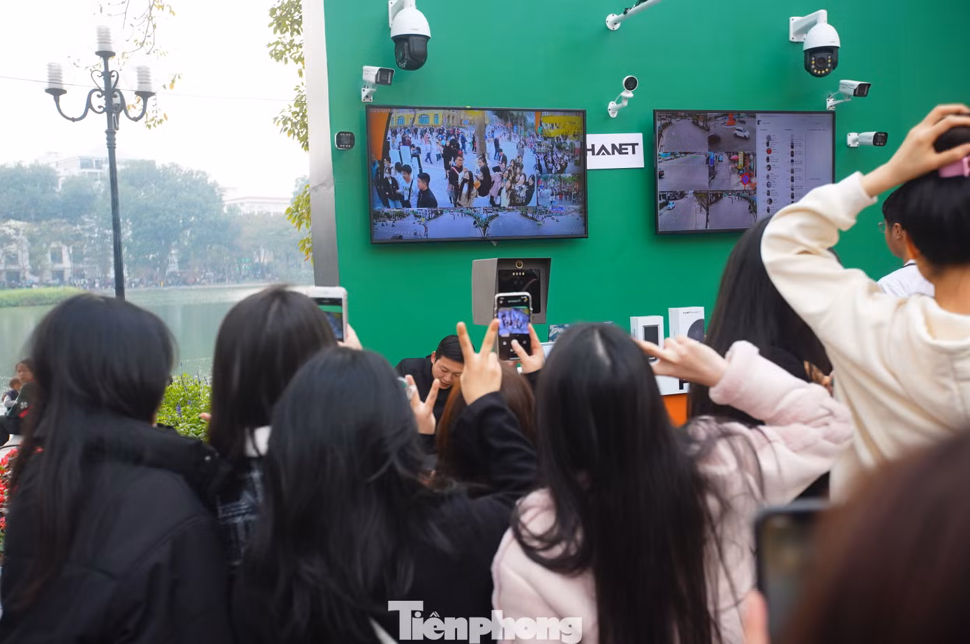 Các bạn trẻ tranh thủ check-in qua camera với màn hình ti vi hiển thị.