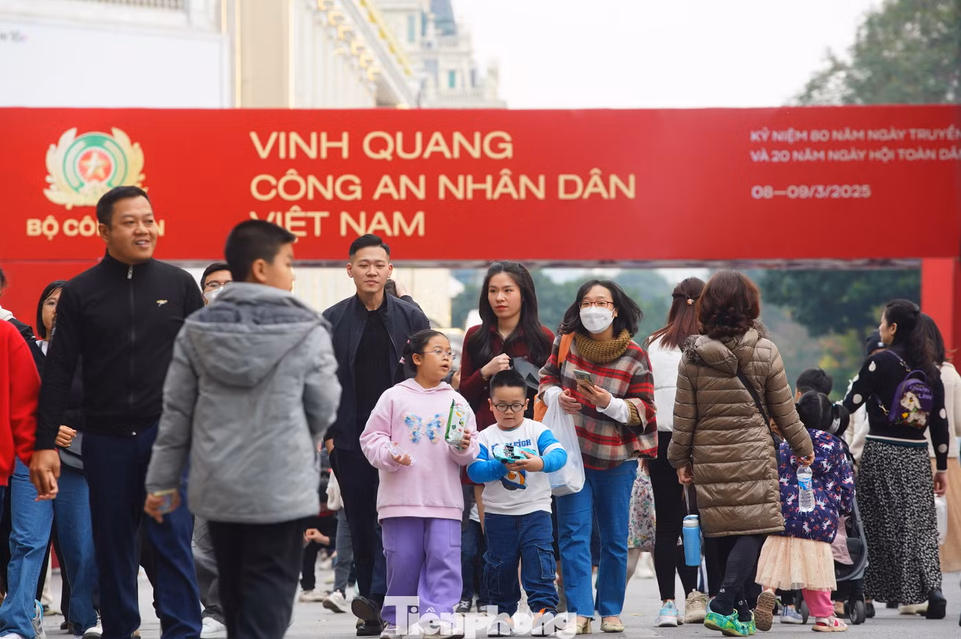 Trong hai ngày cuối tuần, phố đi bộ hồ Hoàn Kiếm đã thu hút đông đảo người dân đến trải nghiệm chuỗi chương trình hướng tới kỷ niệm 80 năm Ngày truyền thống Công an nhân dân (19/8/1945 - 19/8/2025).