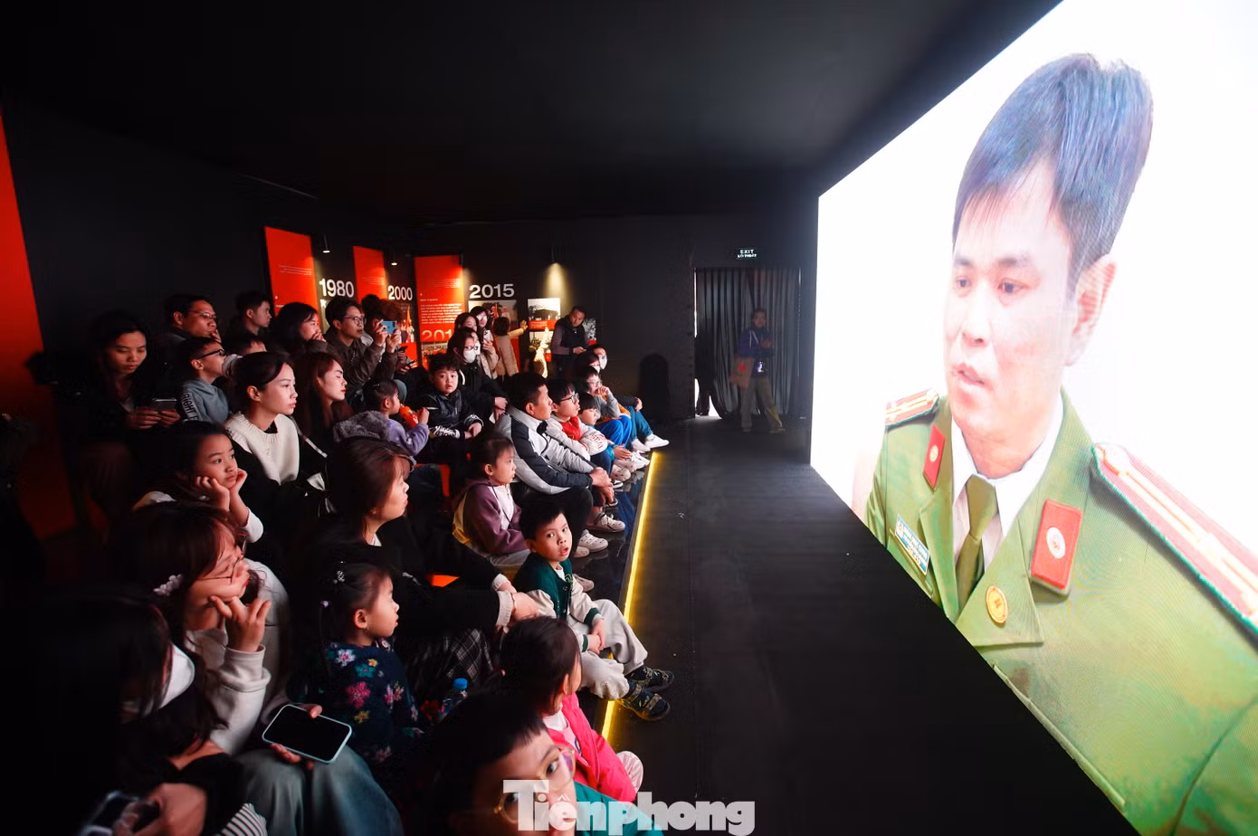 Thước phim tài liệu dài 8 phút, tái hiện đầy xúc động mồ hôi và nước mắt của những người đi trước.