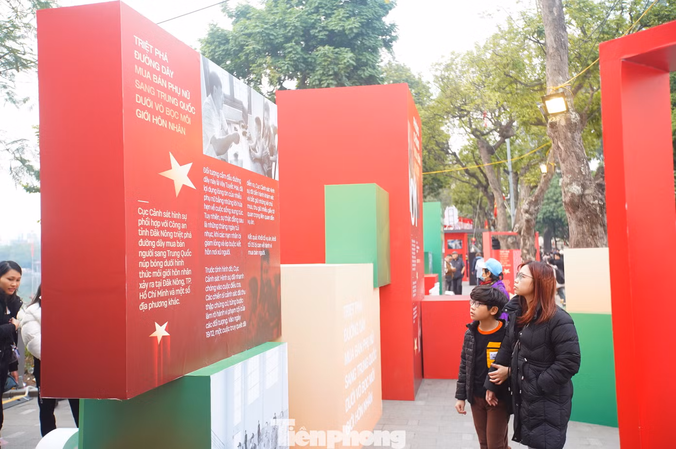 Người dân tìm hiểu thông tin, lịch sử hình thành của lực lượng Công an nhân dân Việt Nam.