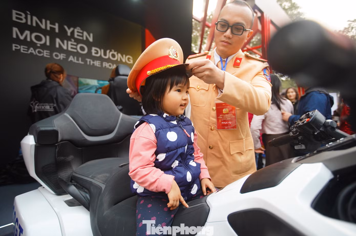 Trẻ em được trải nghiệm khi ngồi trên xe mô tô của CSGT.