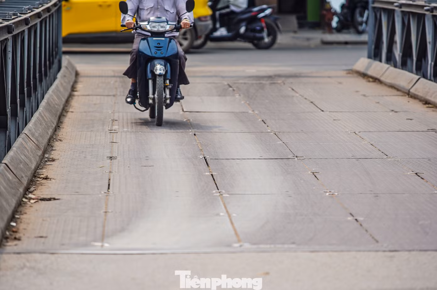 Với cầu thép, các dầm và hệ liên kết ngang hầu hết đều bị rỉ sét, dầm chủ nhiều cầu đã xuống cấp.