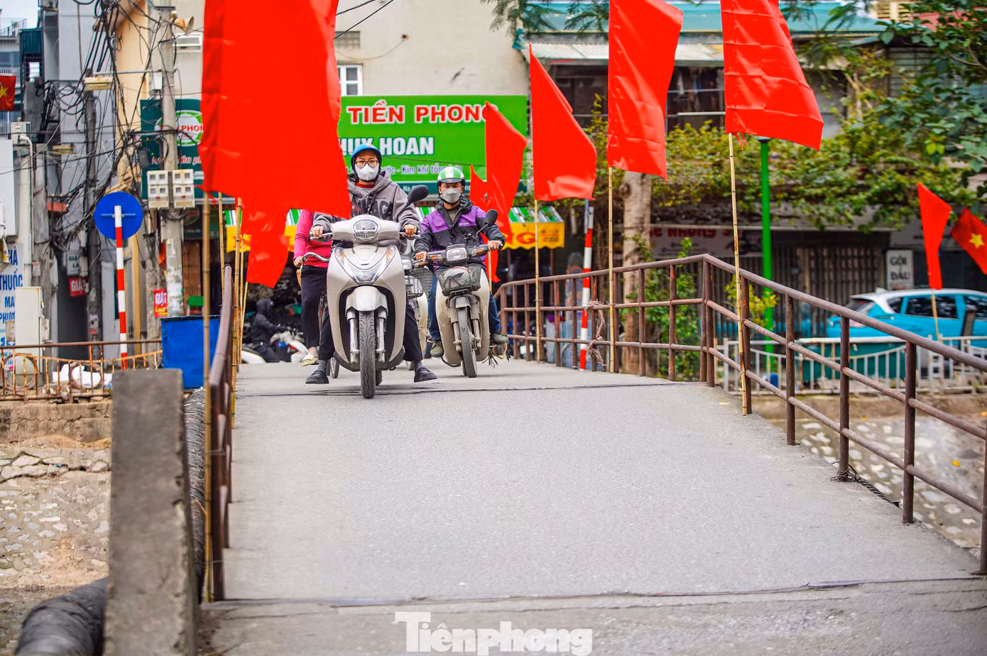 Người dân sinh hoạt khu vực trên cho biết cây cầu cần được sửa chữa để đảm bảo việc đi lại của người dân.