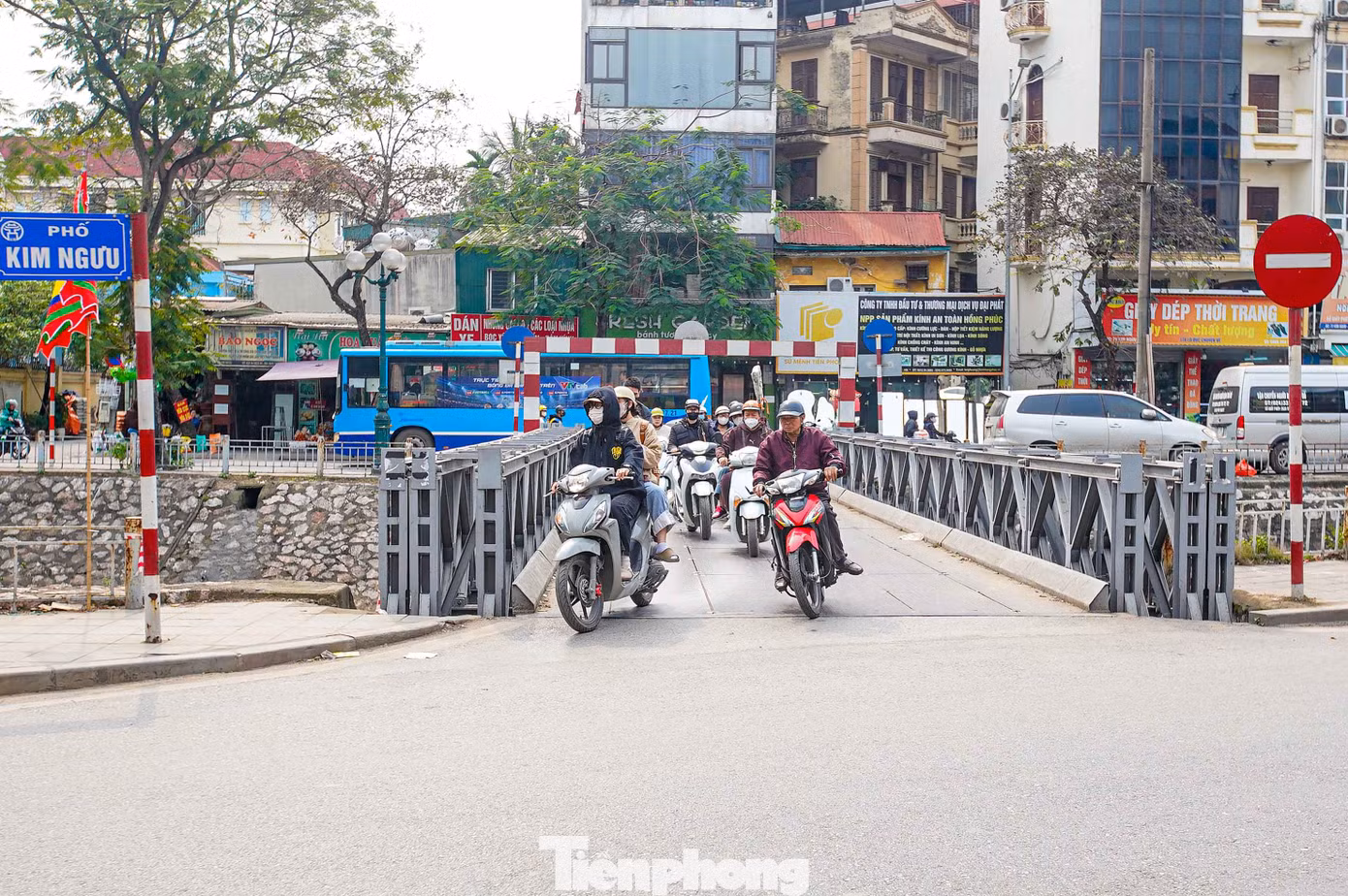 Theo ghi nhận của PV, tại dọc sông Kim Ngưu có nhiều cây cầu tạm được bắc ngang qua. Những cây cầu này đều "gồng gánh" nhiều lượt đi xe qua mỗi ngày.