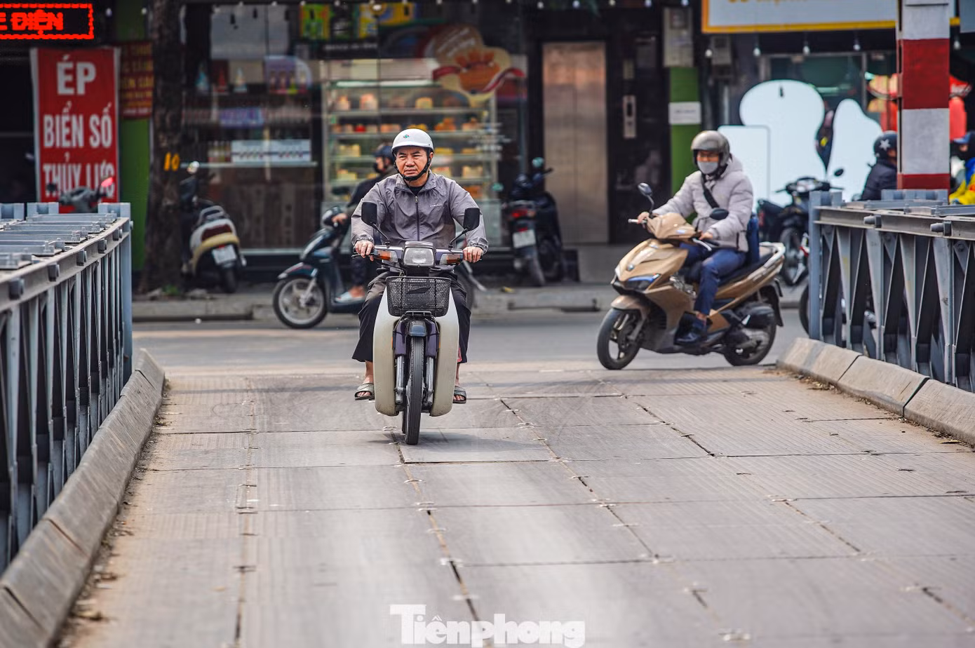 Dự kiến, thành phố sẽ dành khoảng 2.500 tỷ đồng cho việc hỗ trợ xây mới, sửa chữa các cây cầu thuộc quản lý của các địa phương. Bởi đây đều là cầu tạm, đã xuống cấp, đa số chỉ đảm bảo một làn xe chạy hoặc đáp ứng nhu cầu cho xe thô sơ, xe máy qua lại.