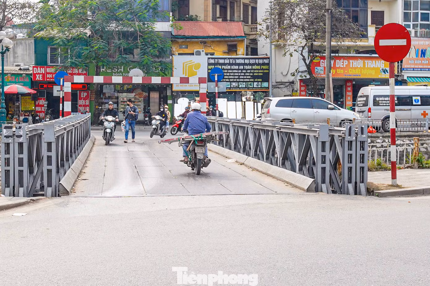 Với cầu thép, các dầm và hệ liên kết ngang hầu hết đều bị rỉ sét, dầm chủ nhiều cầu đã xuống cấp.