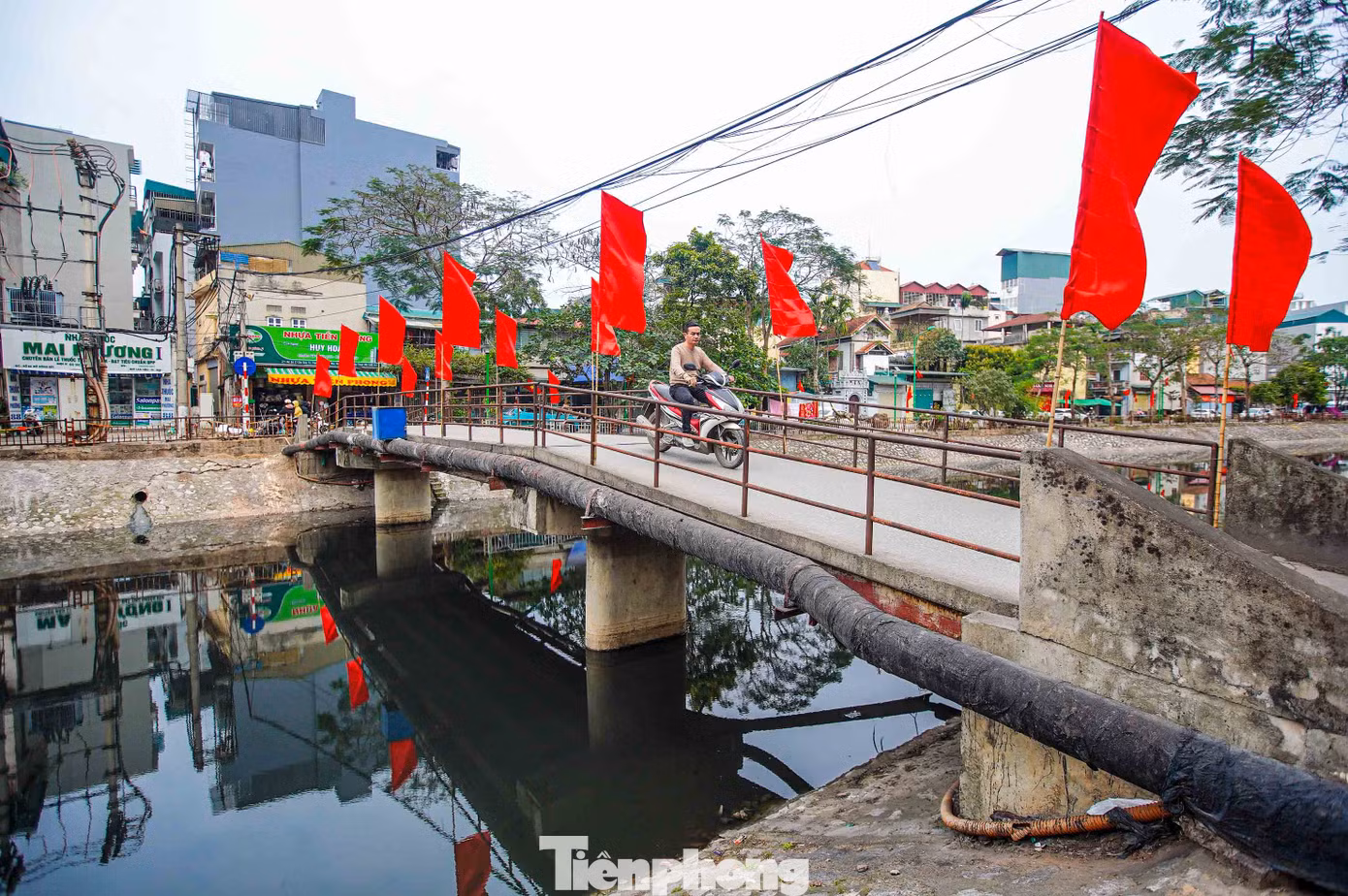 Tương tự, một cây cầu khác bắc qua sông Sét đang xuống cấp nghiêm trọng.