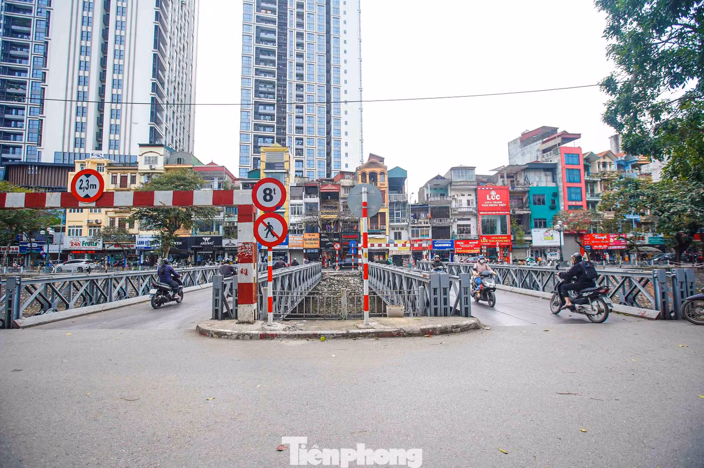Nườm nượp phương tiện di chuyển trên cầu tạm phố Kim Ngưu.