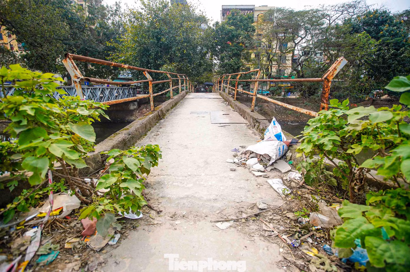 Một cây cầu yếu trên phố Kim Ngưu, ít ai dám đi qua.