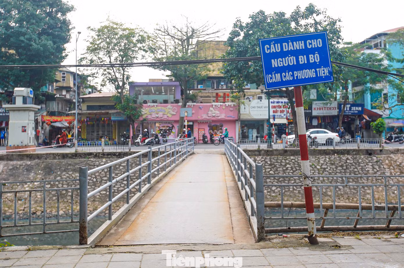 "Cầu bắc qua sông Kim Ngưu được xây dựng từ lâu, ngày trước còn cho xe máy, xe đạp qua lại, nhưng sau nhiều năm xuống cấp thì lực lượng chức năng chỉ có người đi bộ đi qua cầu", ông Hiệp (Hoàng Mai, Hà Nội chia sẻ).