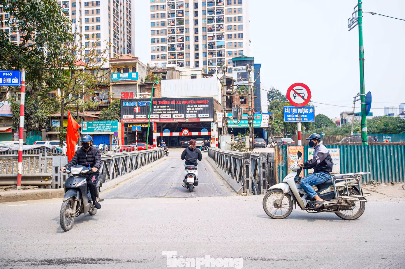 Hình ảnh cây cầu tạm bắc qua sông Lừ.