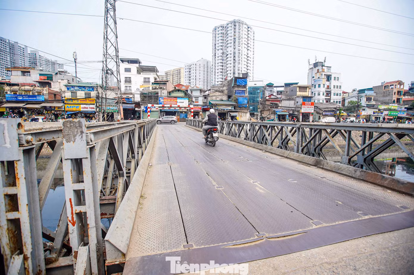 "Đi qua những cây cầu này tôi thấy rõ sự rung lắc, mặc dù có chút sợ nhưng vẫn phải đi để sang được đường bên kia", anh Tài (Hoàng Mai, Hà Nội) chia sẻ.