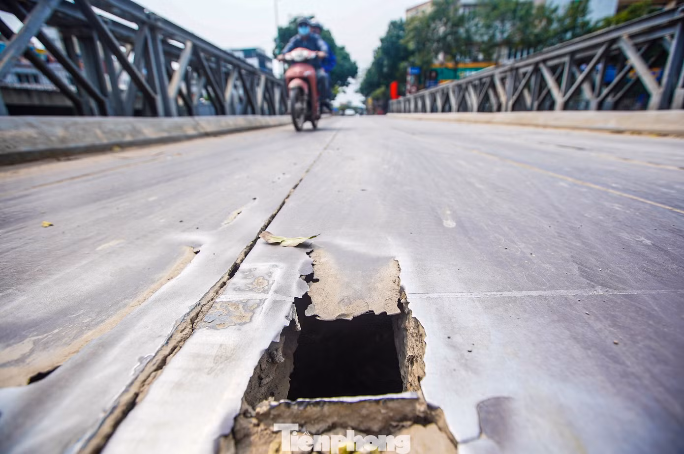 Mặt cầu xuất hiện những vết rãnh, hố lớn, tiềm ẩn nguy cơ cho người tham gia giao thông.