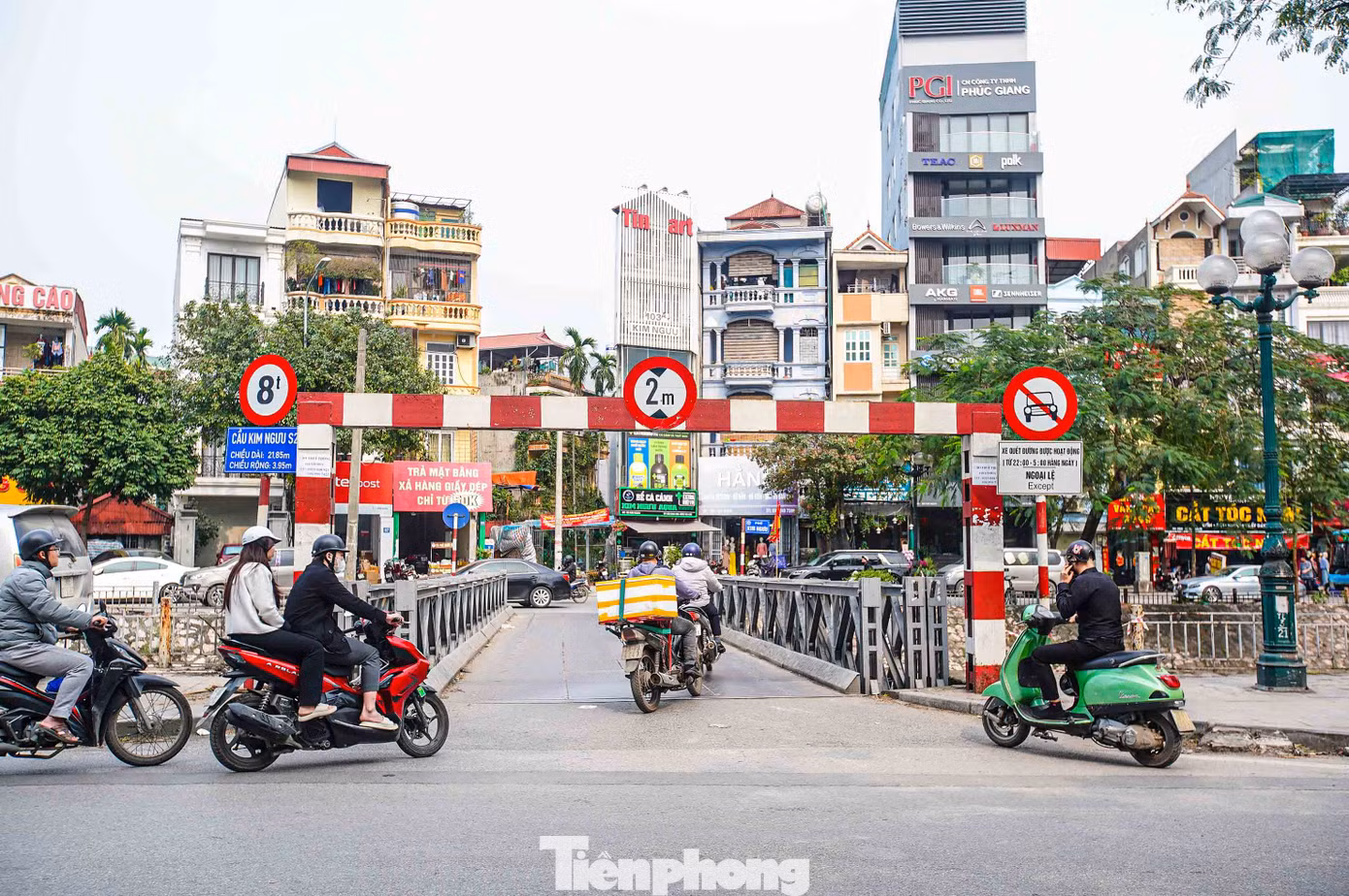 Theo UBND thành phố Hà Nội, trên toàn thành phố hiện có 167 cầu dân sinh, cầu tạm, cầu yếu đang xuống cấp, tiềm ẩn nguy hiểm đối với người dân. Trong đó, có 53 cầu do thành phố quản lý, còn lại là thuộc quản lý của các quận, huyện, thị xã.
