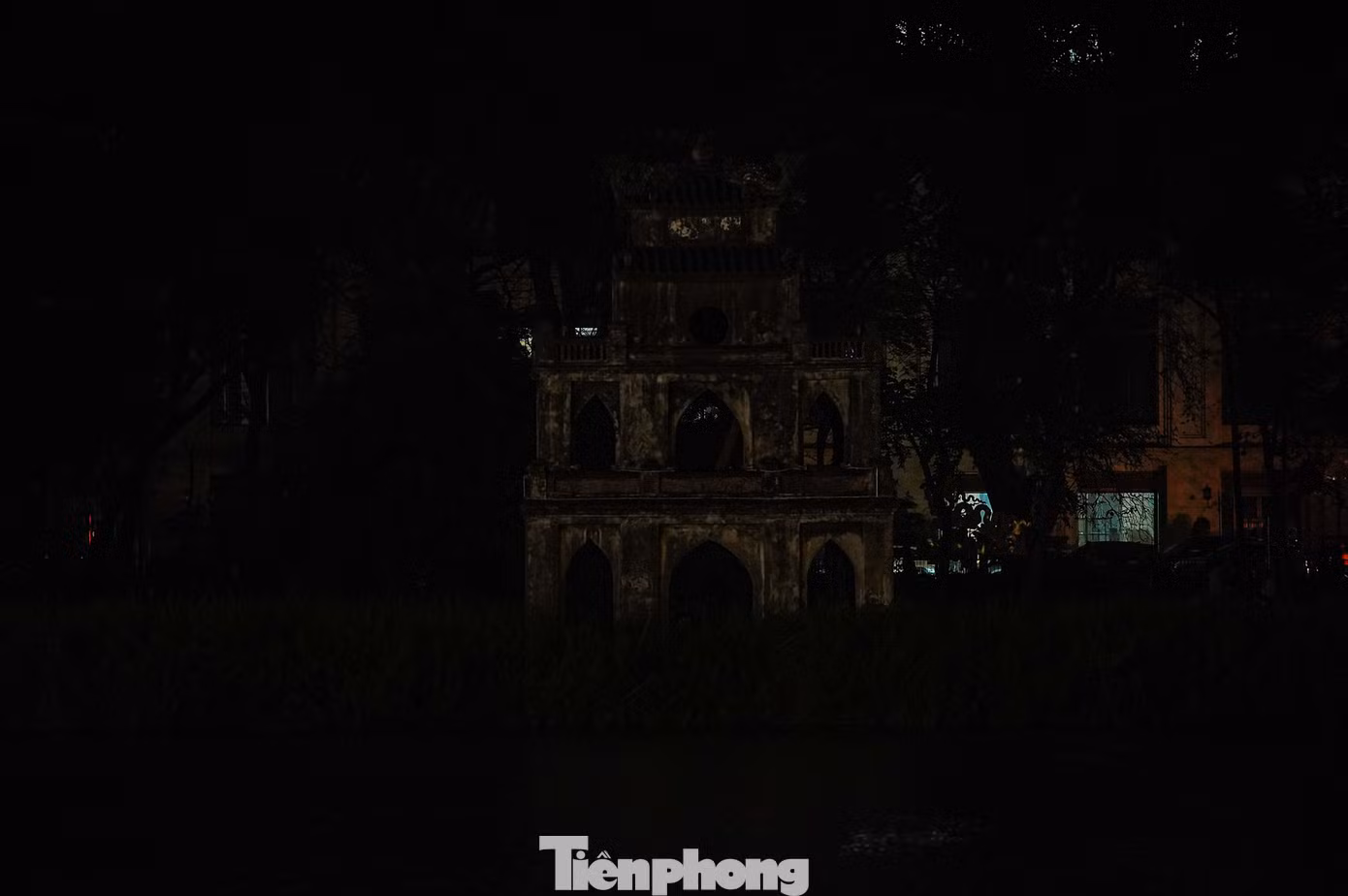 Hình ảnh Tháp Rùa huyền ảo khi không có đèn chiếu sáng.