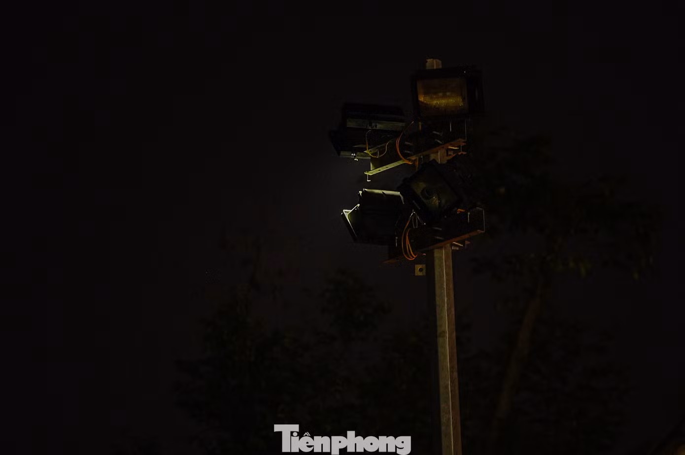 Đúng 20h30, tất cả các loại đèn chiếu sáng công cộng đã tắt hoàn toàn trong thời gian 1 tiếng đồng hồ.