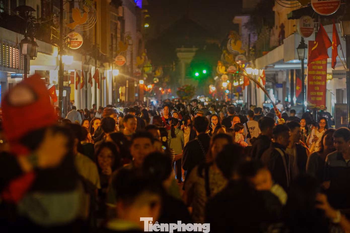 Hình ảnh phố Tràng Tiền khi diễn ra sự kiện Giờ Trái đất.