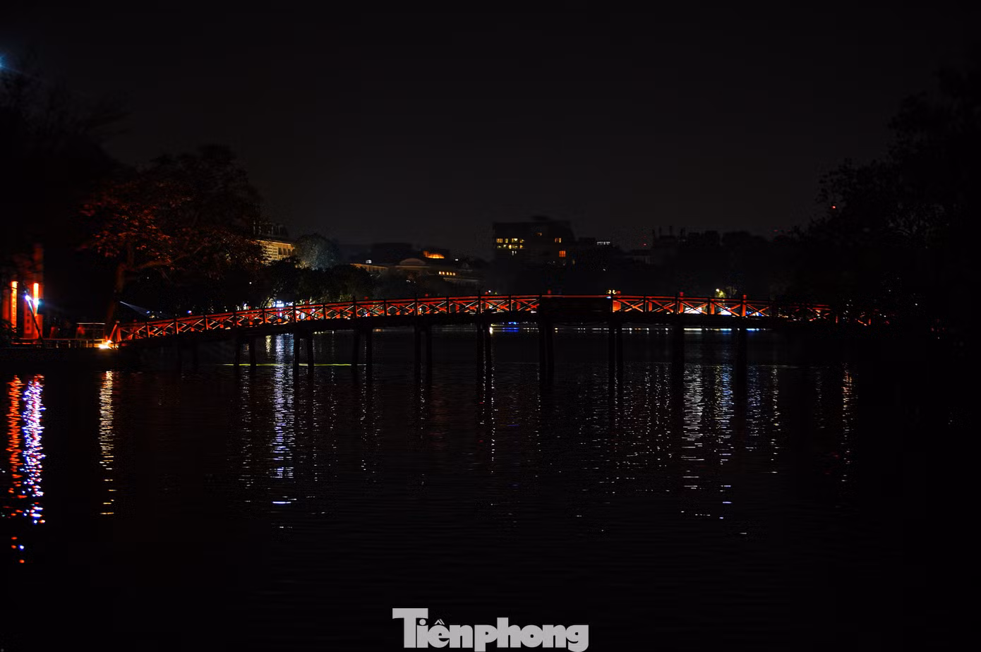 Cầu Thê Húc khi không có ánh đèn điện.