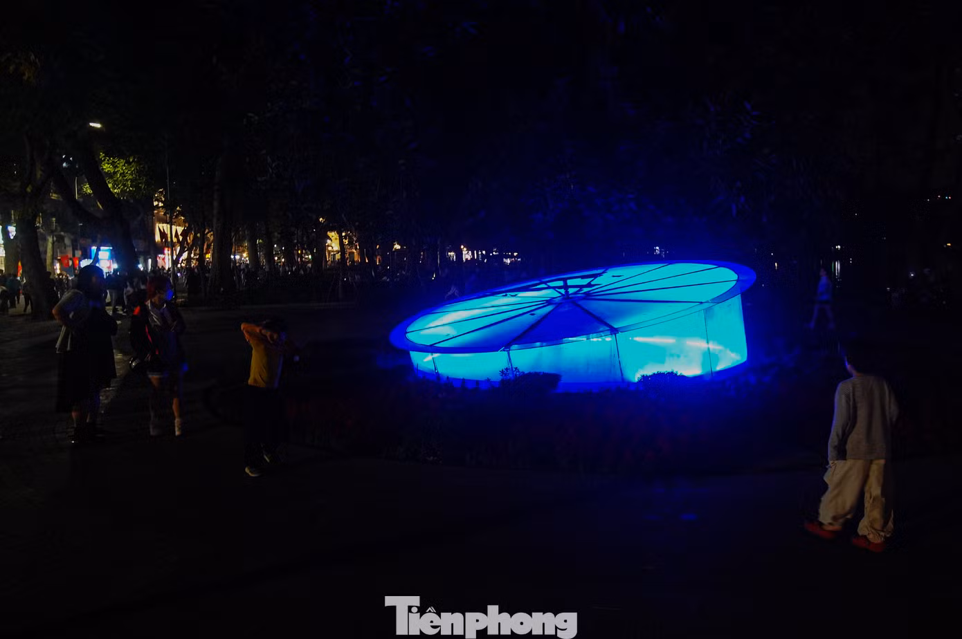Khu vực đồng hồ Thụy Sĩ khổng lồ huyền ảo bên hồ Gươm.