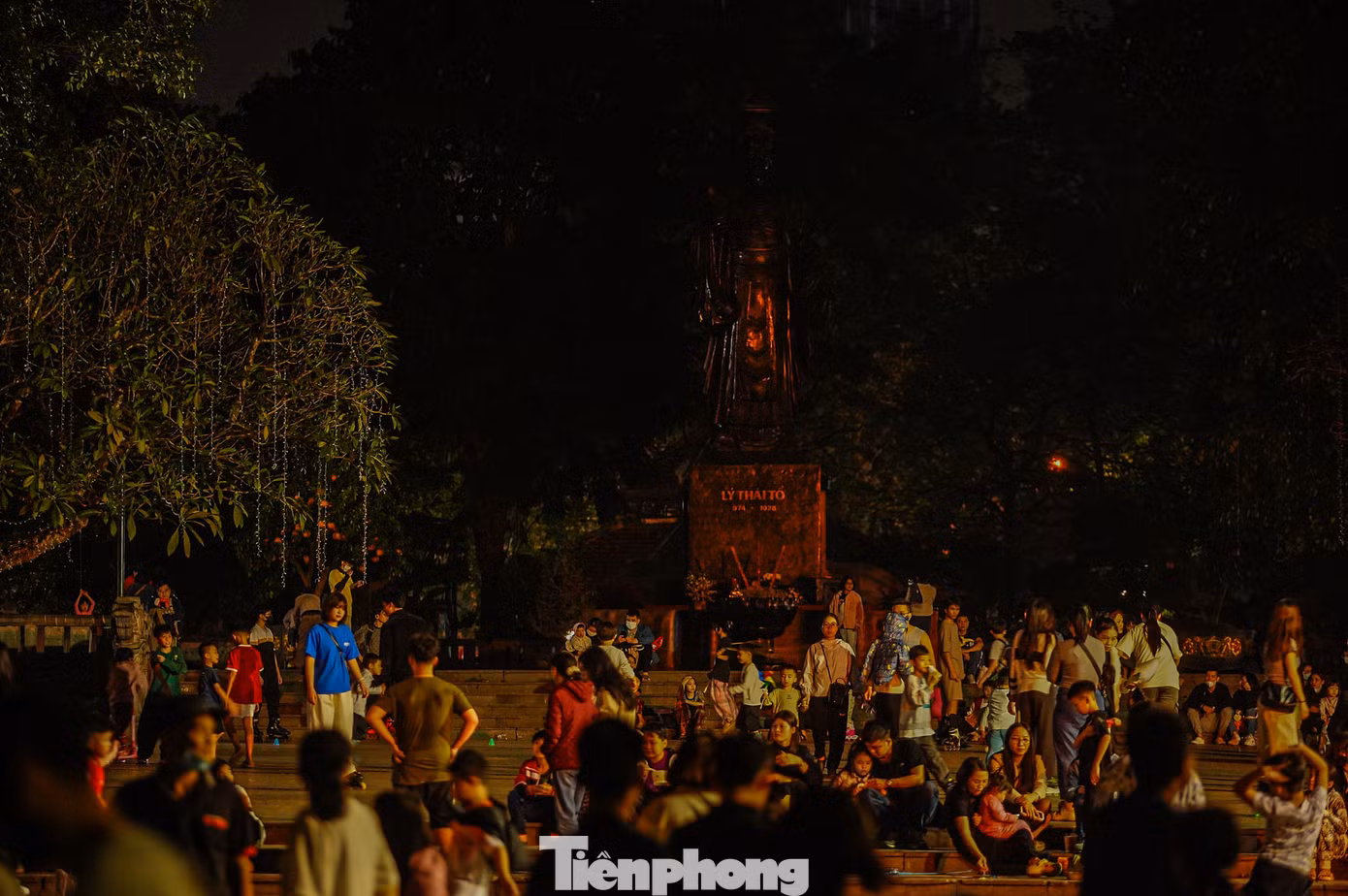 Khu vực vườn hoa Lý Thái Tổ trong buổi tối hưởng ứng Giờ Trái đất.