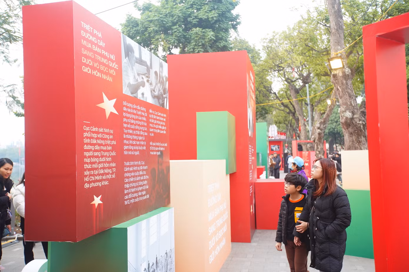 Người dân tìm hiểu thông tin, lịch sử hình thành của lực lượng Công an nhân dân Việt Nam. Người dân tìm hiểu thông tin, lịch sử hình thành của lực lượng Công an nhân dân Việt Nam.