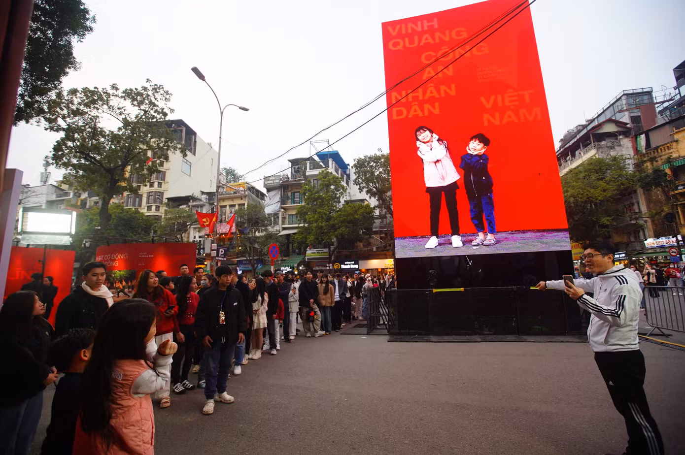 Cách check-in mới lạ, độc đáo khiến nhiều người thích thú. Cách check-in mới lạ, độc đáo khiến nhiều người thích thú.