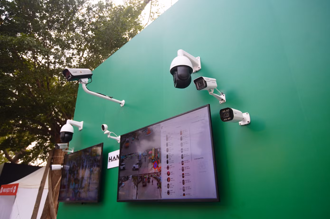 Nhiều loại camera tiên tiến được giới thiệu. Nhiều loại camera tiên tiến được giới thiệu.