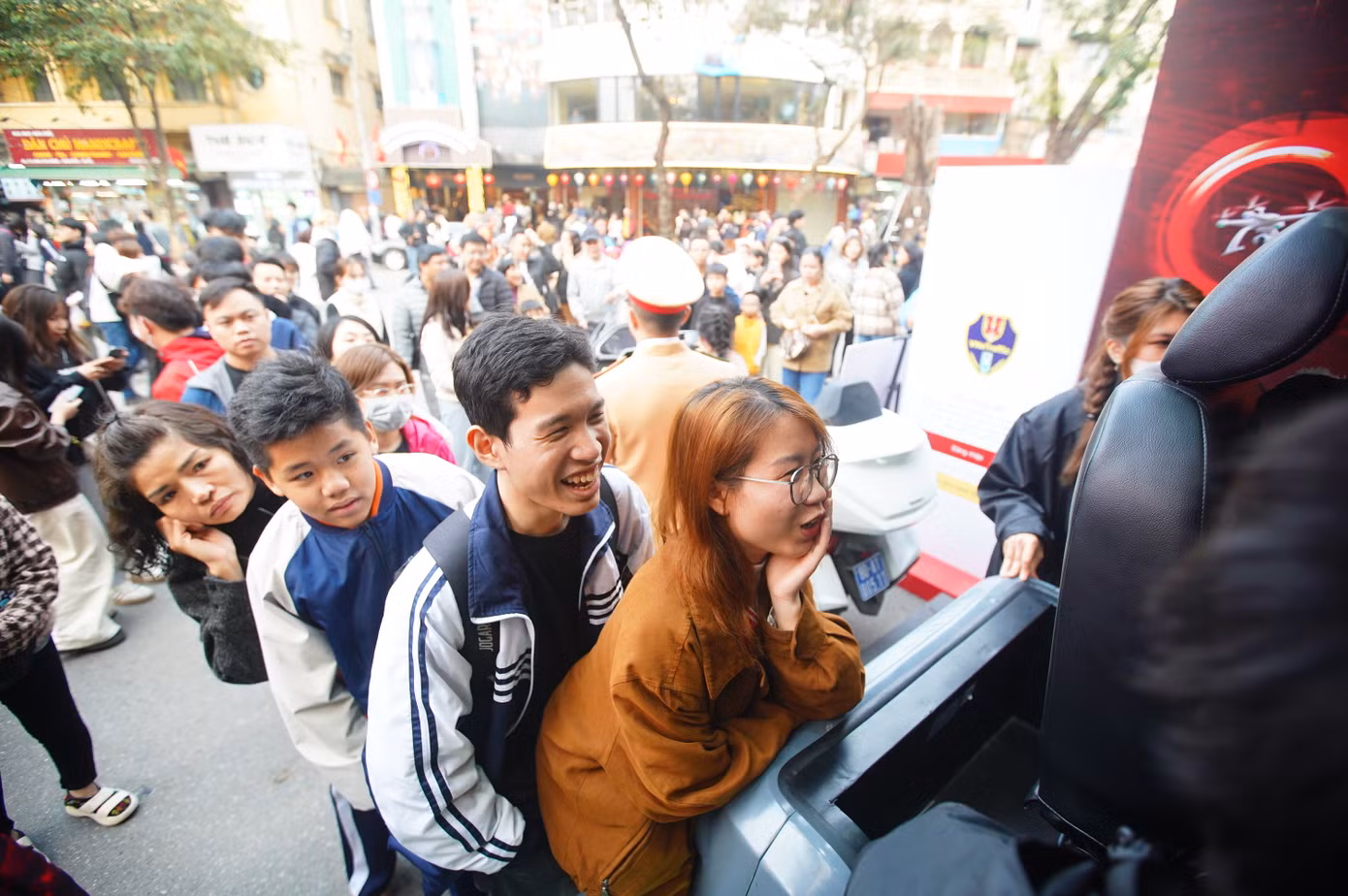 Khu vực trải nghiệm lái xe thu hút sự quan tâm của nhiều người dân. Khu vực trải nghiệm lái xe thu hút sự quan tâm của nhiều người dân.