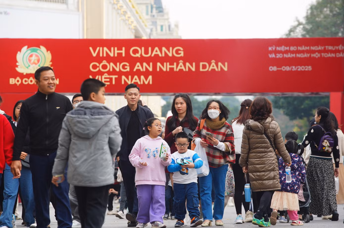 Trong hai ngày cuối tuần, phố đi bộ hồ Hoàn Kiếm đã thu hút đông đảo người dân đến trải nghiệm chuỗi chương trình hướng tới kỷ niệm 80 năm Ngày truyền thống Công an nhân dân (19/8/1945 - 19/8/2025). Trong hai ngày cuối tuần, phố đi bộ hồ Hoàn Kiếm đã thu hút đông đảo người dân đến trải nghiệm chuỗi chương trình hướng tới kỷ niệm 80 năm Ngày truyền thống Công an nhân dân (19/8/1945 - 19/8/2025).