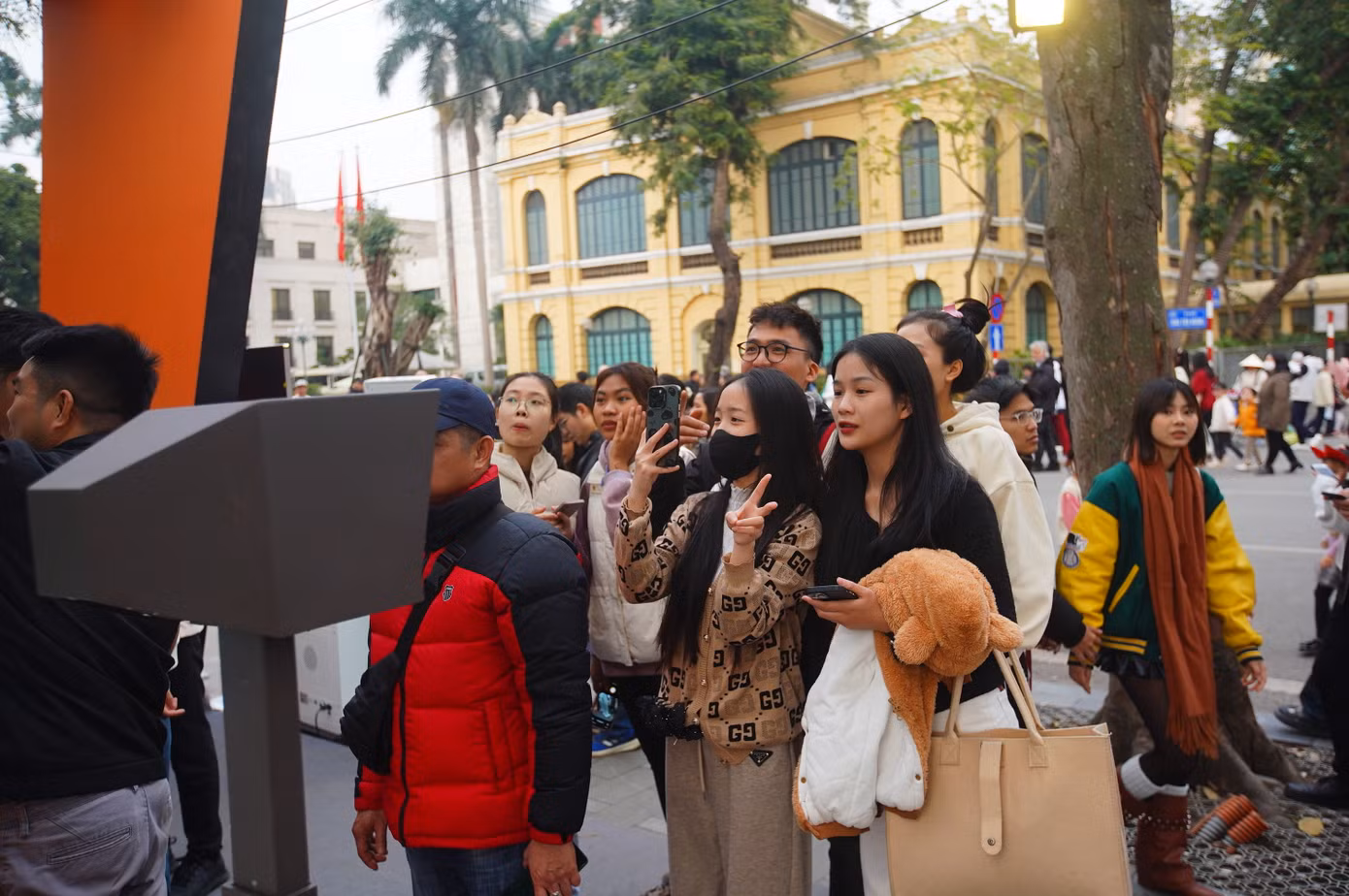 Khu vực trưng bày camera thu hút khách tham quan. Khu vực trưng bày camera thu hút khách tham quan.