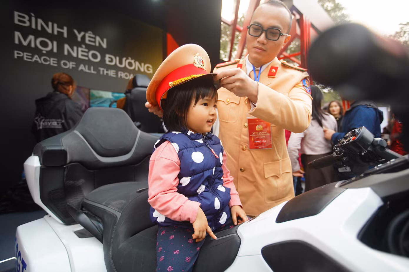 Trẻ em được trải nghiệm khi ngồi trên xe mô tô của CSGT. Trẻ em được trải nghiệm khi ngồi trên xe mô tô của CSGT.