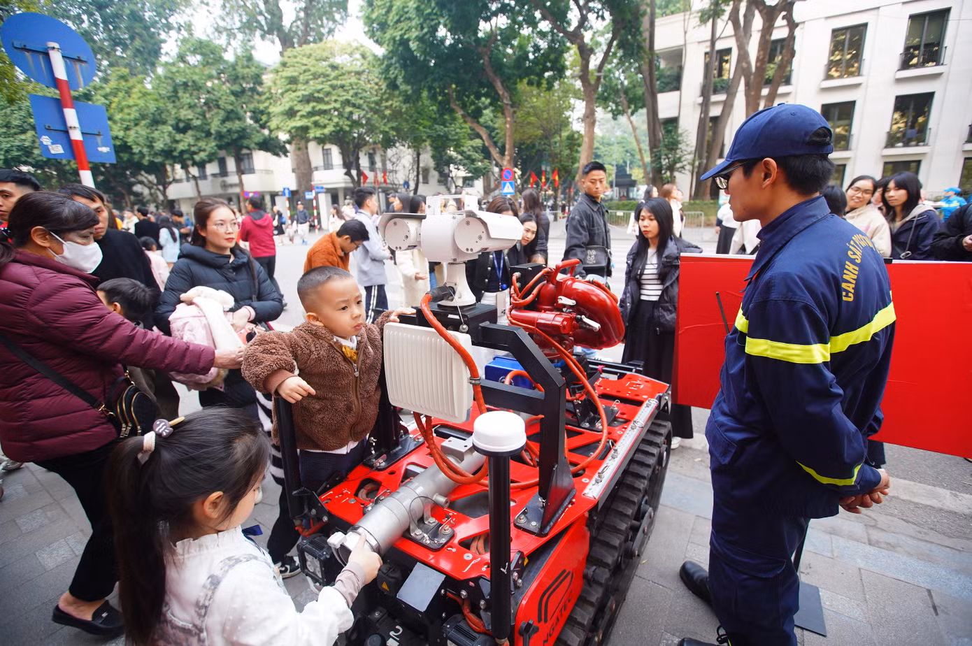 Robot chữa cháy hiện đại mới được giới thiệu. Robot chữa cháy hiện đại mới được giới thiệu.
