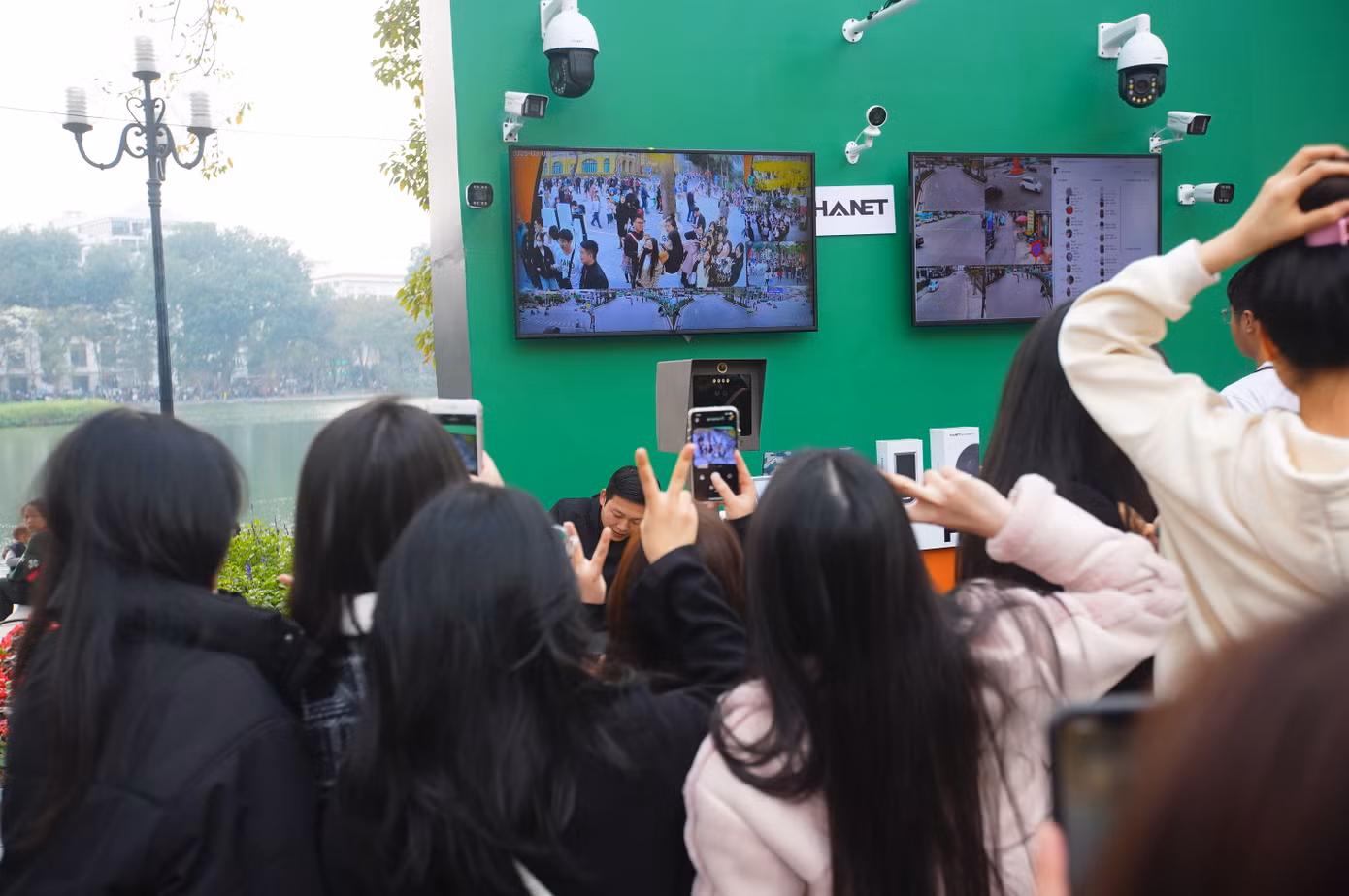Các bạn trẻ tranh thủ check-in qua camera với màn hình ti vi hiển thị. Các bạn trẻ tranh thủ check-in qua camera với màn hình ti vi hiển thị.