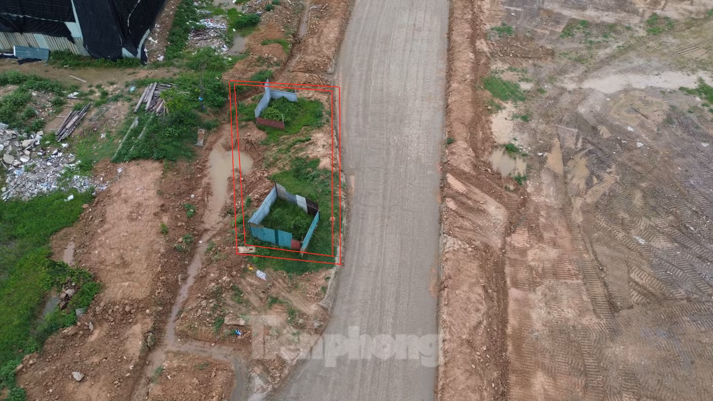 Ngoài ra, đoạn tuyến dự án thuộc xã Đông La cũng còn vướng 2 ngôi mộ. Do là mộ mới chưa thể cải táng nên chính quyền địa phương và nhà thầu tạm thời quây tôn tìm hướng xử lý.