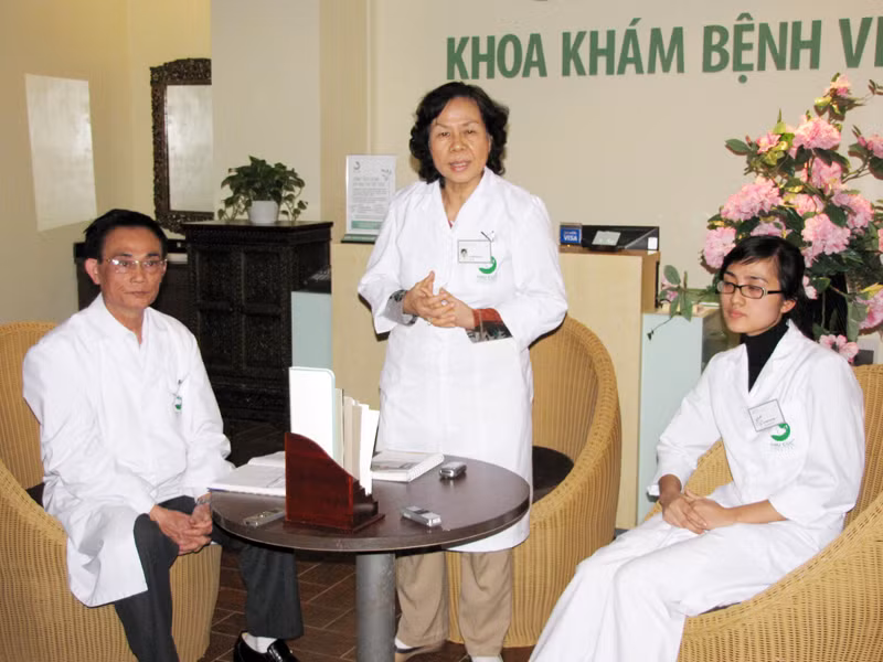 Giáo sư, Bác sĩ Nguyễn Thị Dụ (giữa) và bác sĩ Trần Thị Chung (phải) sau khi chẩn đoán cho cô gái bị xăm ba hình rết lên người. Ảnh: Tuấn Nguyễn. Giáo sư, Bác sĩ Nguyễn Thị Dụ (giữa) và bác sĩ Trần Thị Chung (phải). Ảnh: Tuấn Nguyễn