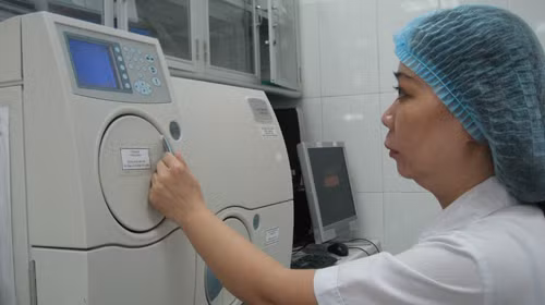Cán bộ phòng xét nghiệm Bệnh viện Bệnh nhiệt đới T.Ư làm việc trên máy định danh vi khuẩn. Ảnh: Lan Anh (Tuổi Trẻ). Cán bộ phòng xét nghiệm Bệnh viện Bệnh nhiệt đới T.Ư làm việc trên máy định danh vi khuẩn. Ảnh: Lan Anh (Tuổi Trẻ)