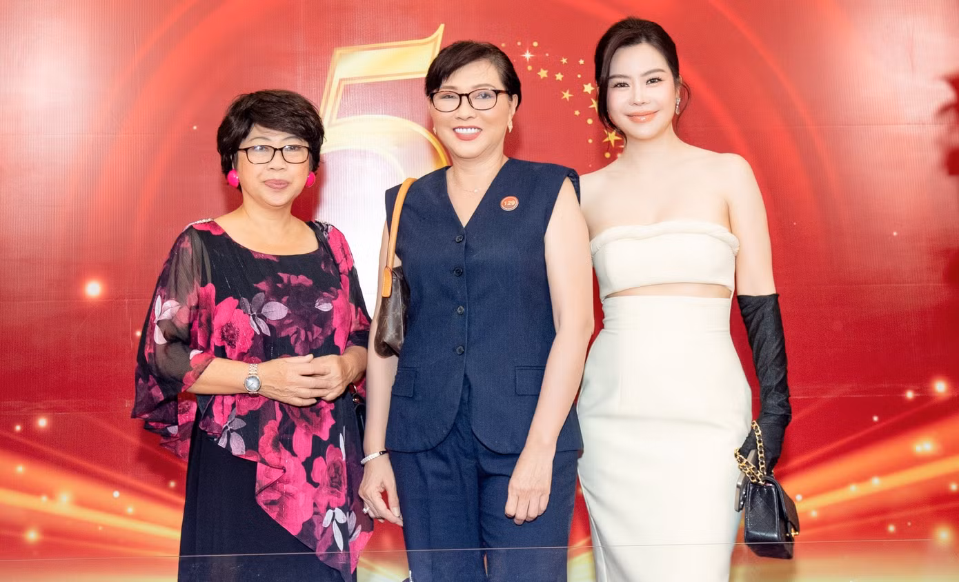 Các nghệ sĩ kỳ cựu tới chung vui, từ trái qua gồm Phi Phụng, Phương Dung, Vũ Ngọc Ánh. Các nghệ sĩ kỳ cựu tới chung vui, từ trái qua gồm Phi Phụng, Phương Dung, Vũ Ngọc Ánh.