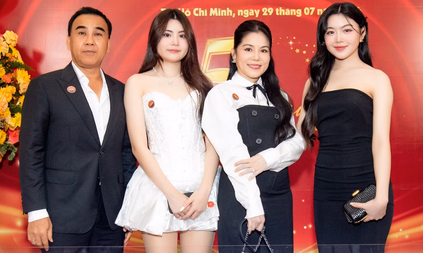MC Quyền Linh, bà xã Dạ Thảo và hai con gái. MC Quyền Linh, bà xã Dạ Thảo và hai con gái.