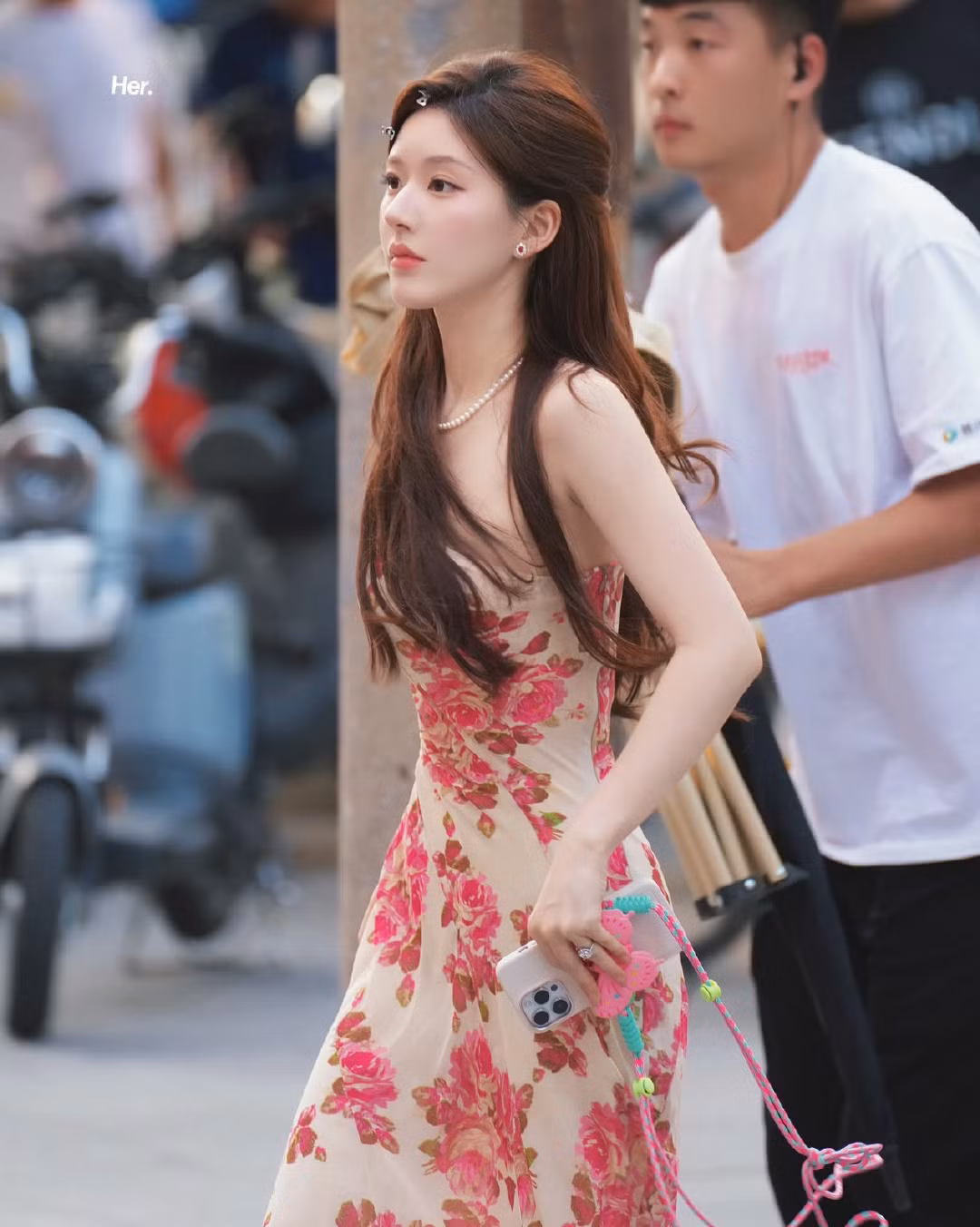 Theo Triệu Lộ Tư, cô tự làm stylist cho tác phẩm này của mình. Trước khi phim khởi quay, nữ diễn viên đã sang Hàn Quốc để chuẩn bị trang phục cho phim với hàng chục bộ váy áo đủ mọi phong cách. Bên cạnh đó, Triệu Lộ Tư cũng đảm nhiệm phần trang điểm cho nhân vật của mình. Theo Triệu Lộ Tư, cô tự làm stylist cho tác phẩm này của mình. Trước khi phim khởi quay, nữ diễn viên đã sang Hàn Quốc để chuẩn bị trang phục cho phim với hàng chục bộ váy áo đủ mọi phong cách. Bên cạnh đó, Triệu Lộ Tư cũng đảm nhiệm phần trang điểm cho nhân vật của mình.