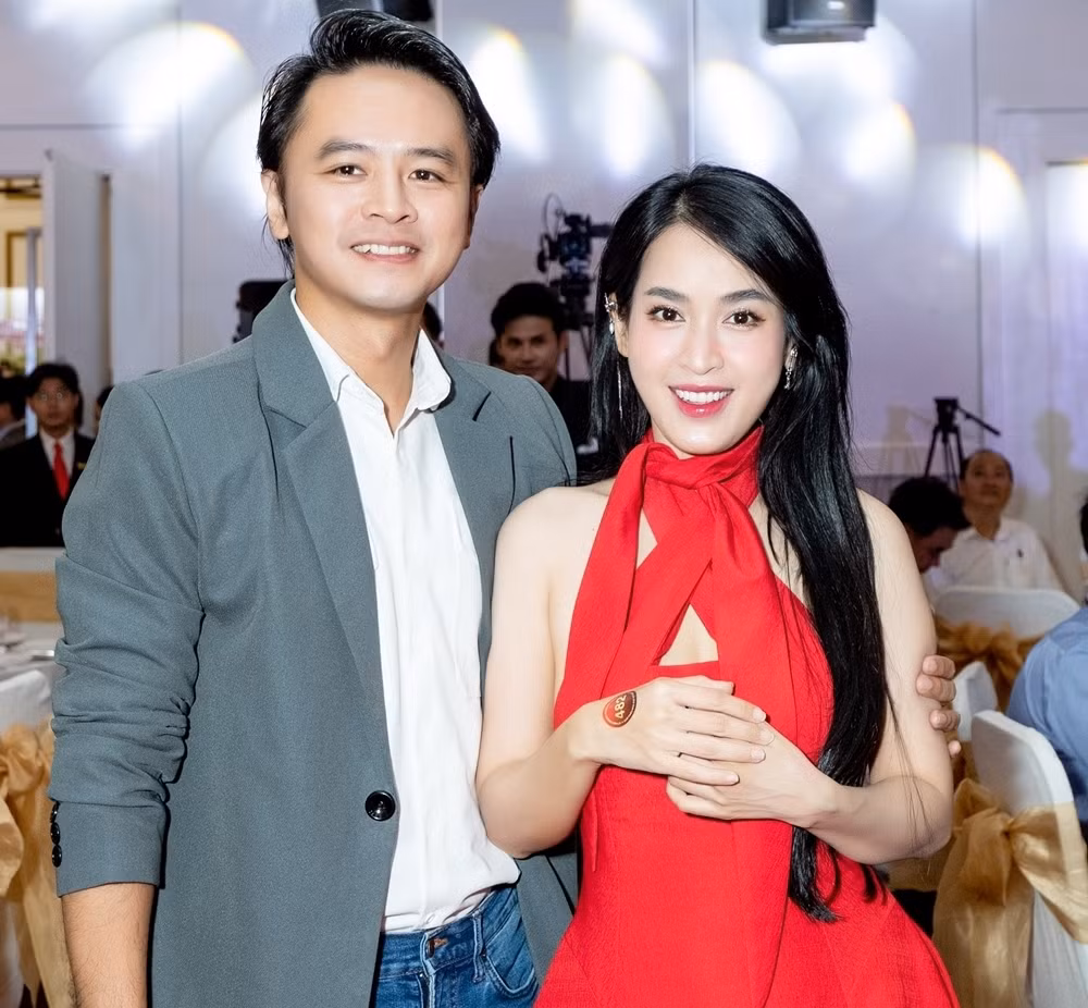 Vợ chồng trẻ đáng yêu bậc nhất Vbiz Văn Anh và Tú Vi tới tham dự sự kiện. Vợ chồng trẻ đáng yêu bậc nhất Vbiz Văn Anh và Tú Vi tới tham dự sự kiện.