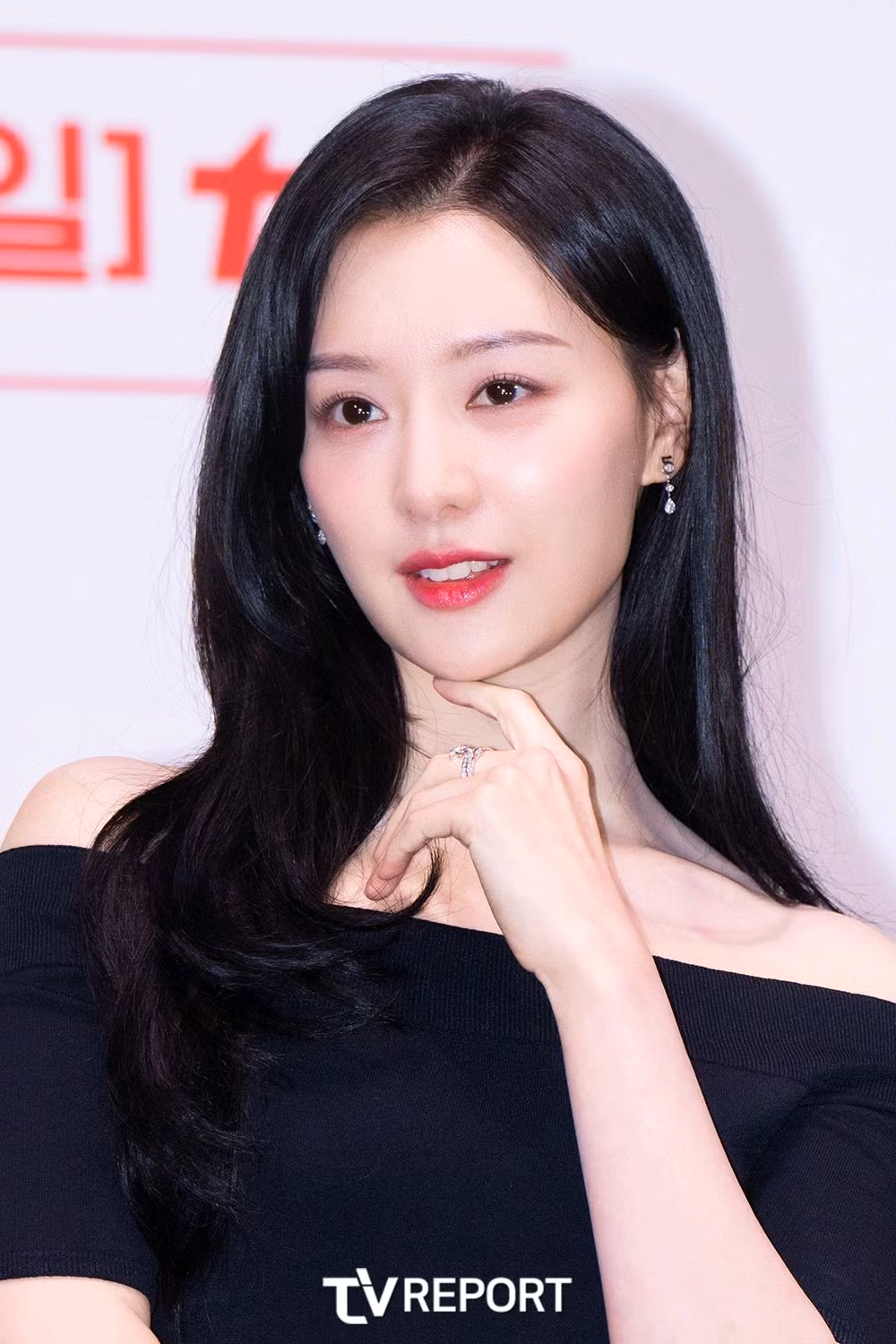 Bên cạnh diễn xuất được đánh giá cao, Kim Ji Won còn nhận được nhiều lời khen ngợi về sắc vóc. Trên các diễn đàn mạng xã hội Hàn Quốc, khán giả đánh giá "gương mặt tuyệt đẹp tự nhiên của Kim Ji Won là thứ mà những cuộc phẫu thuật thẩm mỹ không thể tạo được". Bên cạnh diễn xuất được đánh giá cao, Kim Ji Won còn nhận được nhiều lời khen ngợi về sắc vóc. Trên các diễn đàn mạng xã hội Hàn Quốc, khán giả đánh giá "gương mặt tuyệt đẹp tự nhiên của Kim Ji Won là thứ mà những cuộc phẫu thuật thẩm mỹ không thể tạo được".