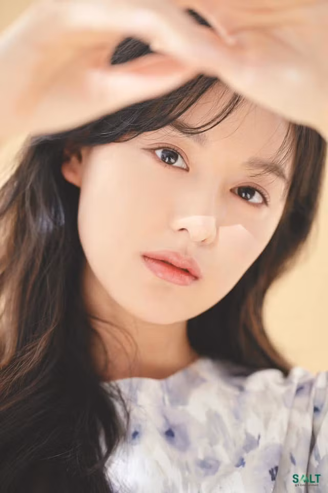 Kim Ji Won sinh năm 1992, tốt nghiệp chuyên ngành sân khấu tại Đại học Dongguk. Kim Ji Won từng được đào tạo để trở thành ca sĩ thần tượng. Tuy nhiên, con đường diễn xuất của cô rộng mở sau khi người đẹp nổi tiếng với các video quảng cáo. Khi mới vào nghề, Kim Ji Won còn được mệnh danh là "tiểu Kim Tae Hee". Kim Ji Won sinh năm 1992, tốt nghiệp chuyên ngành sân khấu tại Đại học Dongguk. Kim Ji Won từng được đào tạo để trở thành ca sĩ thần tượng. Tuy nhiên, con đường diễn xuất của cô rộng mở sau khi người đẹp nổi tiếng với các video quảng cáo. Khi mới vào nghề, Kim Ji Won còn được mệnh danh là "tiểu Kim Tae Hee".