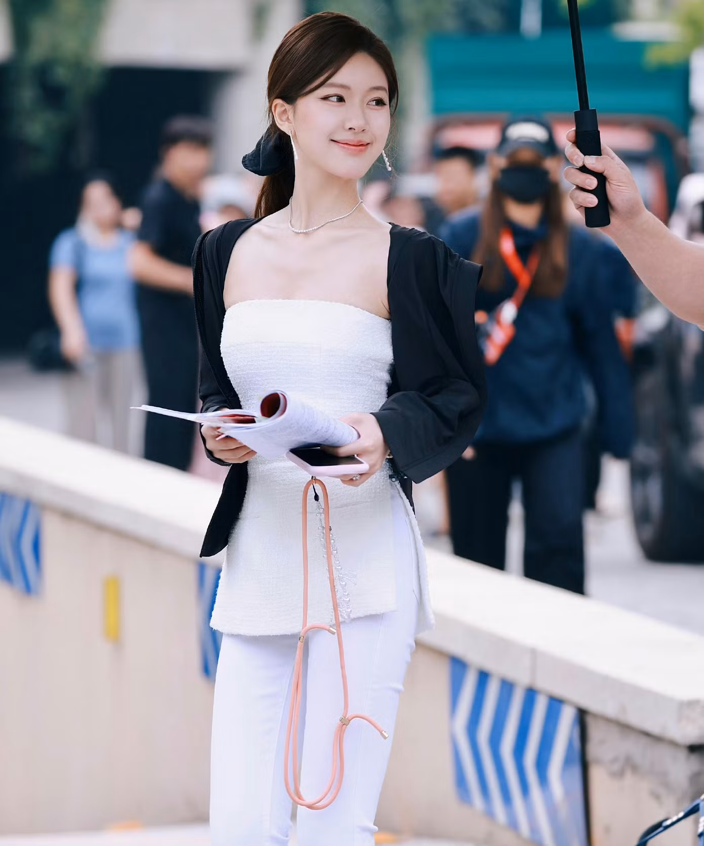 Sohu đánh giá Triệu Lộ Tư là ngôi sao trẻ biết cách làm mới mình và khiến khán giả quan tâm tới cô. Nữ diễn viên sinh năm 1998 khiến truyền thông và khán giả không thể rời mắt khỏi những bộ trang phục mà cô mặc trong phim. Mỗi ngày, người hâm mộ đều chờ đón xem Triệu Lộ Tư sẽ mang đến phong cách thời trang nào. Từ khi khai máy tới nay cô chưa từng lặp lại bộ nào. Sohu đánh giá Triệu Lộ Tư là ngôi sao trẻ biết cách làm mới mình và khiến khán giả quan tâm tới cô. Nữ diễn viên sinh năm 1998 khiến truyền thông và khán giả không thể rời mắt khỏi những bộ trang phục mà cô mặc trong phim. Mỗi ngày, người hâm mộ đều chờ đón xem Triệu Lộ Tư sẽ mang đến phong cách thời trang nào. Từ khi khai máy tới nay cô chưa từng lặp lại bộ nào.