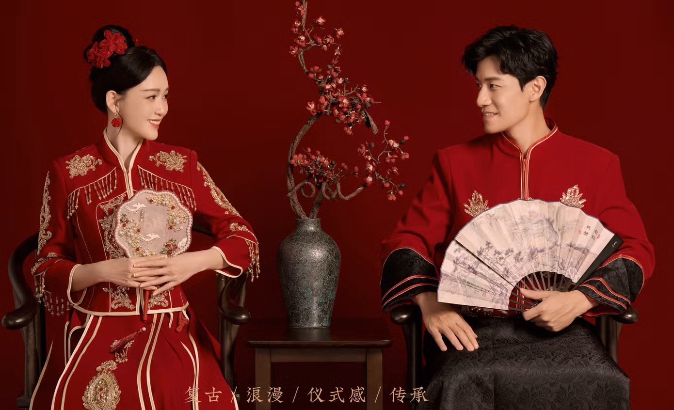 Theo Sina, ngày 30/7, Trần Kiều Ân và Alan Tằng Vỹ Xương đã đăng loạt ảnh cưới theo ba phong cách khác nhau với lý do kỷ niệm 2 năm ngày cưới, 5 năm ở bên nhau. Khi cả hai đến với nhau thông qua chương trình hẹn hò, không ai nghĩ họ có thể gắn bó bền chặt đến vậy. Theo Sina, ngày 30/7, Trần Kiều Ân và Alan Tằng Vỹ Xương đã đăng loạt ảnh cưới theo ba phong cách khác nhau với lý do kỷ niệm 2 năm ngày cưới, 5 năm ở bên nhau. Khi cả hai đến với nhau thông qua chương trình hẹn hò, không ai nghĩ họ có thể gắn bó bền chặt đến vậy.