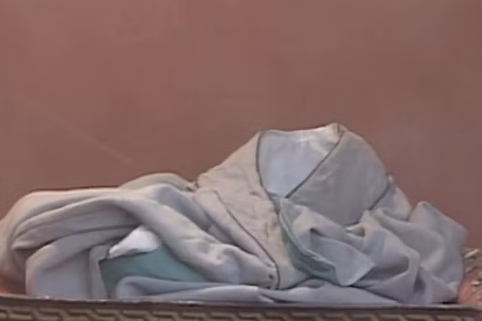 Tuy nhiên, sau khi được khán giả góp ý đoàn phim đã đổi thành bộ quần áo cũ.
