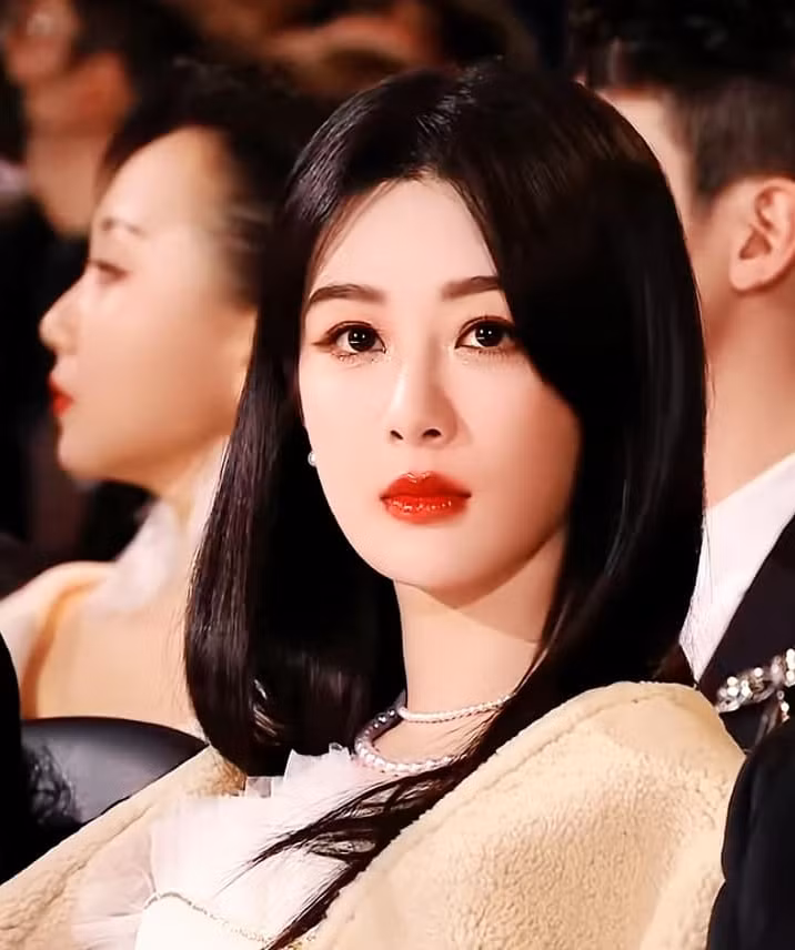 Triệu Lệ Dĩnh (trái) và Dương Tử gây chú ý khi được đề cử Thị hậu giải Bạch Ngọc Lan. Triệu Lệ Dĩnh (trái) và Dương Tử gây chú ý khi được đề cử Thị hậu giải Bạch Ngọc Lan.